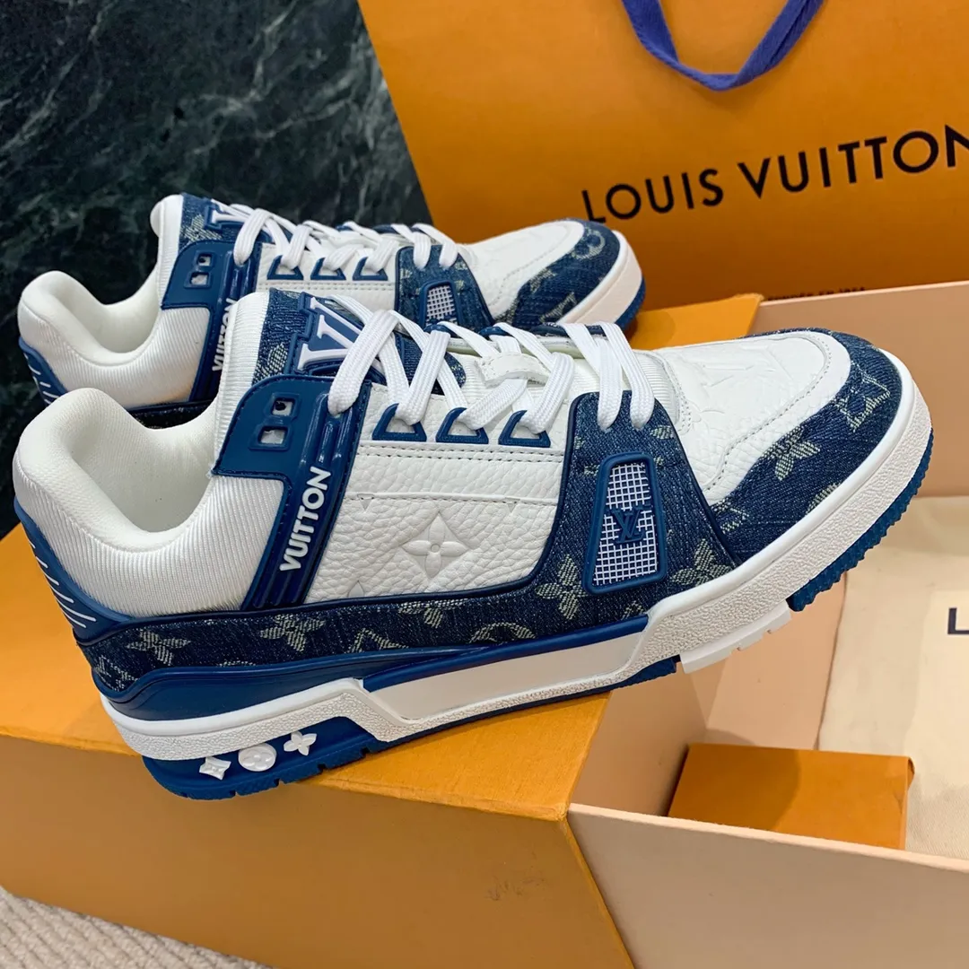 👟👟Ex-factory price 840👟👟 Women's Shoes Factory Purchasing Level ✈️ LV Trainer Latest Series of Couple's Sports Shoes Super Handsome Denim New Style, Very Good-looking ~ A must-have item for fashionistas Top-notch embossed grained calf leather on the upper Original molded T👟👟Ex-factory price U outsole, same texture as the original version Please look for our quality Please pay attention to distinguish the currency materials on the market Men's size: 39-45 Women's size: 35-40 ⚠️Full set of packaging (exclusive z👟👟factory price level anti-theft buckle cannot be sold once disassembled)